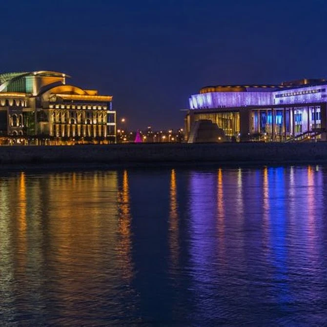 Enrollables fotográficos con imagen nocturna de ciudad iluminada