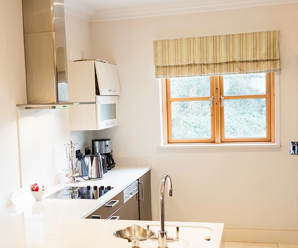 Cortinas en Leganés 7 Cocina blanca con estor plegable de rayas