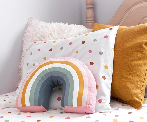 Cortinas en Leganés 6 Cojines infantiles con diseño arcoíris en dormitorio juvenil